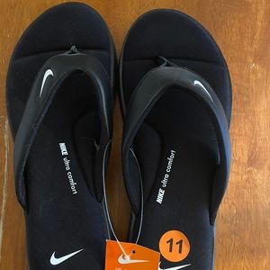 Women’s size 11 Nike sandals flip flops brand new
